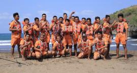 Tim SAR Pantai Indrayanti Ikut Kibarkan Bendera Merah Putih di Tengah Laut Pantai Baron